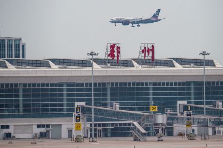 (miniature) Photo prise le 19 mars 2022 de l'aéroport Huahu d'Ezhou