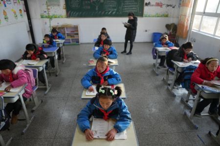 (miniature) Enseignement en classe dans une école primaire au bourg Liugou du district de Jishishan