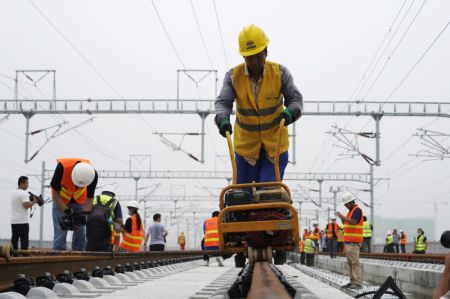 (miniature) Des ouvriers posent des rails sur le chantier de construction du chemin de fer interurbain Beijing-Xiongan dans la Nouvelle Zone de Xiongan