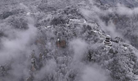 (miniature) Photo aérienne du mont Tianzi après des chutes de pluie et de neige dans le parc forestier national de Zhangjiajie
