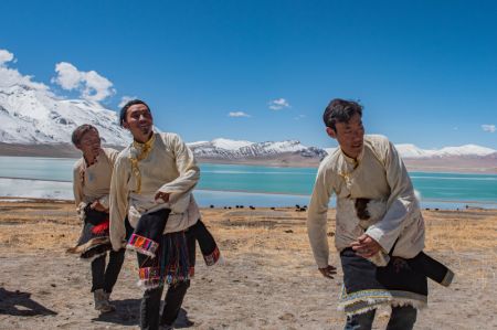 (miniature) C&eacute;r&eacute;monie marquant le d&eacute;but du labour de printemps dans le village de Beicun