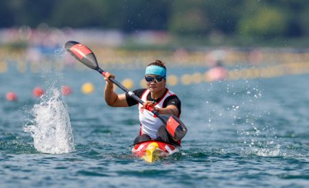 (miniature) Photo prise le 7 août 2024 montrant la Chinoise Yin Mengdie lors des quarts de finale du canoë-kayak sprint 500m monoplace femmes aux Jeux olympiques de Paris 2024 à Vaires-sur-Marne