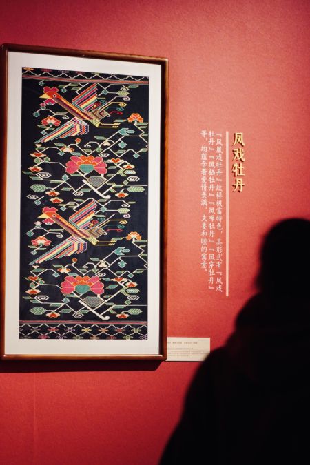 (miniature) Un visiteur regarde un objet présenté lors d'une exposition au musée de Changsha à Changsha