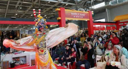 (miniature) Un artiste exécute des tours de masque de Chuanju (opéra du Sichuan) lors d'une exposition sur la culture chinoise au centre d'exposition de la Porte de Versailles à Paris