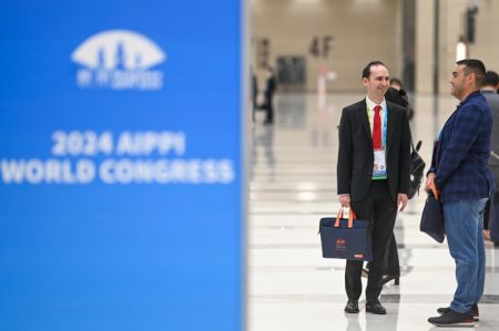 (miniature) Des participants discutant sur le site du Congrès mondial 2024 de l'Association internationale pour la protection de la propriété intellectuelle (AIPPI) à Hangzhou