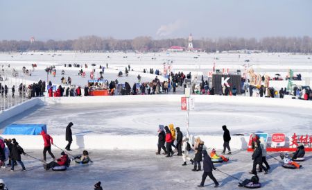 (miniature) Des gens s'amusent sur le fleuve Songhua gel&eacute; dans un parc de glace et de neige &agrave; Harbin