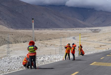 (miniature) Des membres de l'équipe de mesure procèdent au nivellement dans le district de Tingri de la région autonome du Tibet