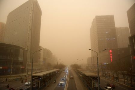 (miniature) Photo montrant des immeubles et des rues frappés par la tempête de sable à Beijing