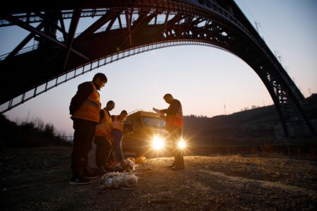 (miniature) Des ouvriers chargés de la maintenance travaillent sur le grand pont de la rivière Xixi du chemin de fer Chengdu-Guiyang dans la province du Guizhou (sud-ouest)