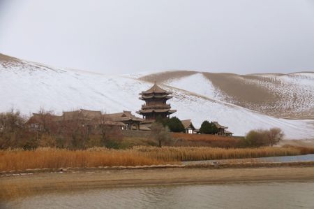 (miniature) Photo du paysage enneigé du mont Mingsha et du site touristique de la source du Croissant de Lune