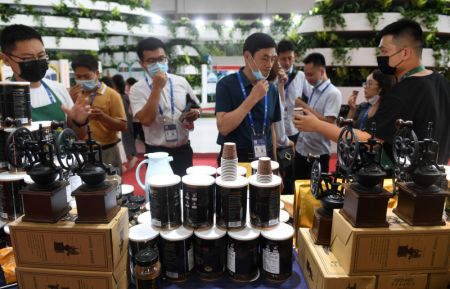 (miniature) Des visiteurs essaient des produits de caf&eacute; des pays de l'ASEAN lors de la 18e Exposition Chine-ASEAN &agrave; Nanning