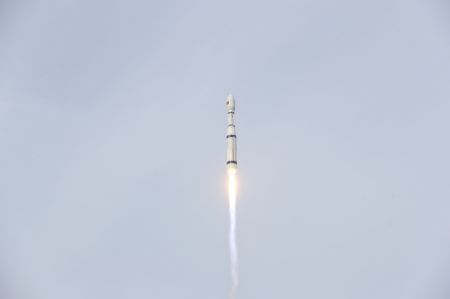 (miniature) Une fusée porteuse Longue Marche-6 transportant trois satellites décolle depuis le centre de lancement de satellites de Taiyuan