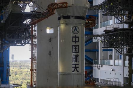 (miniature) La combinaison du cargo spatial Tianzhou-2 et de la fusée porteuse Longue Marche-7 Y3 est transférée dans la zone de lancement du site de lancement des engins spatiaux de Wenchang