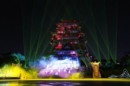 (miniature) Vue nocturne du pavillon Tengwang lors de la fête de la mi-automne