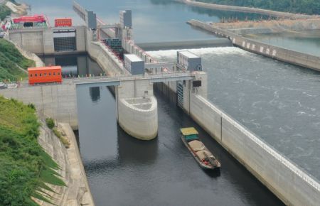 (miniature) Photo a&eacute;rienne prise le 28 octobre 2021 montrant des bateaux passer par une porte d'eau sur la rivi&egrave;re Minjiang