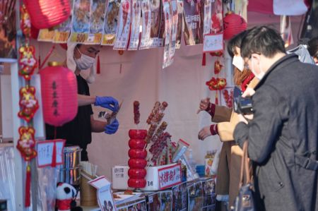 (miniature) Des gens achètent de la nourriture sur un marché ouvert pour le Nouvel An chinois dans le parc Ueno à Tokyo
