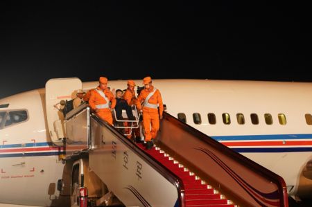 (miniature) L'astronaute Liu Boming salue la foule à son arrivée à Beijing