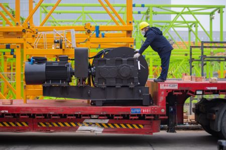 (miniature) Un employ&eacute; se pr&eacute;pare &agrave; la livraison de produits &agrave; la Zoomlion Heavy Industry Science and Technology Co