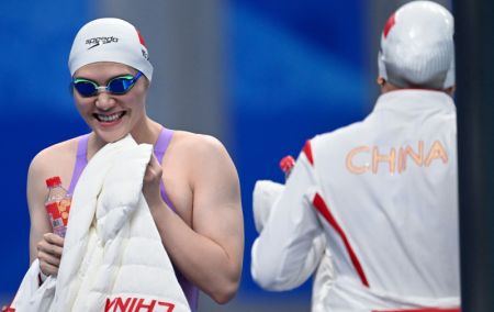 (miniature) La Chinoise Ye Shiwen (à gauche) avant la finale du 200m quatre nages individuel féminin aux 19es Jeux asiatiques
