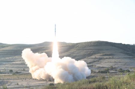 (miniature) Une fusée porteuse Kuaizhou-1A transportant deux satellites décolle depuis le Centre de lancement de satellites de Taiyuan