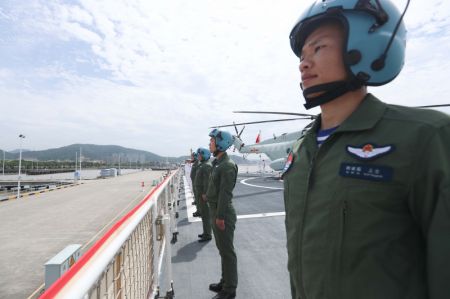 (miniature) Des soldats se tiennent debout à bord du navire-hôpital chinois Arche de la paix (Peace Ark) dans un port de Zhoushan de la province chinoise du Zhejiang (est)