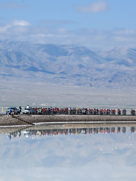 (miniature) Des cyclistes participent à l'étape six du 21e Tour du lac Qinghai 2022