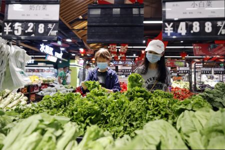 (miniature) Des habitants achètent des légumes dans un marché respectant les mesures de prévention et de contrôle de la COVID-19 à Chengdu