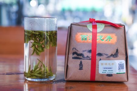 (miniature) Un verre de thé et des produits finis à base de thé à Hangzhou