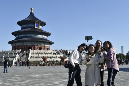 (miniature) Des touristes se prennent en selfie devant le Temple du Ciel pendant les congés de la Fête nationale et de la Fête de la mi-automne