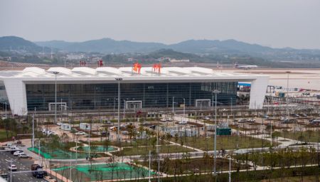 (miniature) Photo prise le 19 mars 2022 de l'aéroport Huahu d'Ezhou