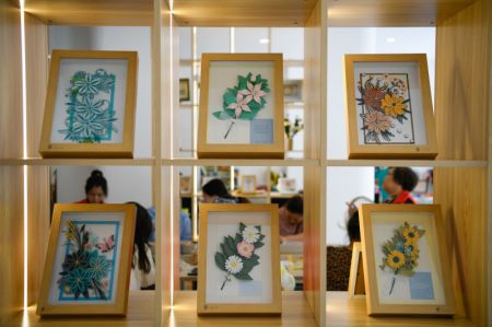 (miniature) Des oeuvres d'art en paperolles dans un atelier culturel et créatif de l'arrondissement de Wenjiang