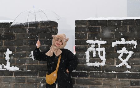 (miniature) Une touriste admire le paysage sur les anciens remparts enneigés de Xi'an