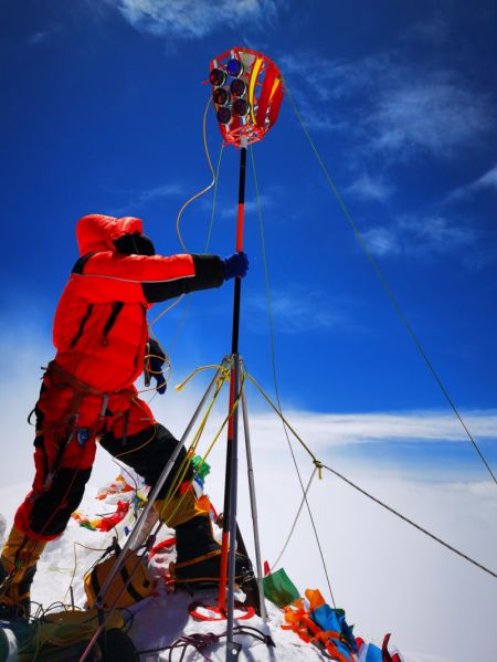 (miniature) Un géomètre chinois effectue des relevés au sommet du mont Qomolangma