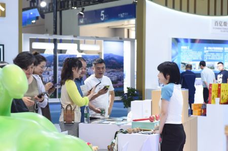 (miniature) Des gens visitent la sixième Foire internationale pour l'investissement et le commerce de l'ouest de la Chine au Centre international d'exposition de Chongqing