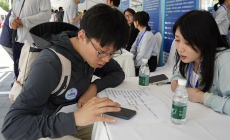 (miniature) Un demandeur d'emploi participe à un salon de l'emploi dédié aux personnes handicapées à Beijing