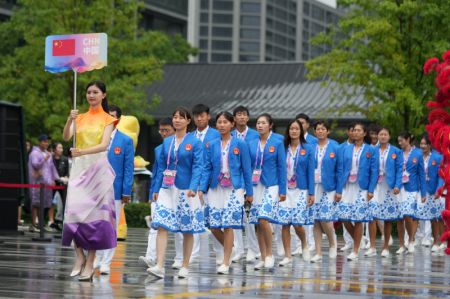 (miniature) La délégation chinoise arrive à la cérémonie d'inauguration du village des Jeux asiatiques à Hangzhou