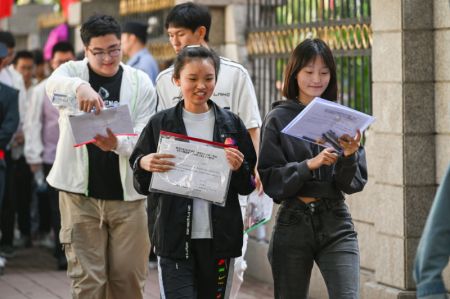 (miniature) Des candidats entrent dans un site du concours national d'entrée à l'université à Harbin