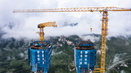 (miniature) Photo aérienne prise le 2 août 2023 du chantier du pont du canyon de Huajiang dans la province chinoise du Guizhou (sud-ouest)