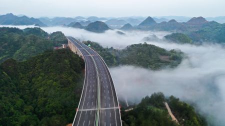 (miniature) Photo a&eacute;rienne prise le 28 mars 2022 du grand pont de Shitouzhai de l'autoroute Guiyang-Huangping