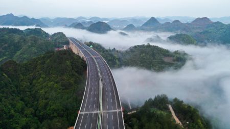 (miniature) Photo aérienne prise le 28 mars 2022 du grand pont de Shitouzhai de l'autoroute Guiyang-Huangping