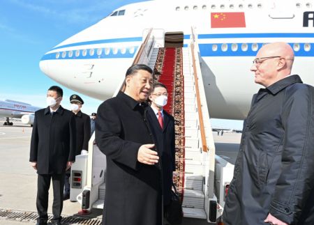 (miniature) Le président chinois Xi Jinping est chaleureusement salué par le vice-Premier ministre russe Dmitry Chernyshenko et d'autres hauts responsables russes à côté de l'escalier d'accès