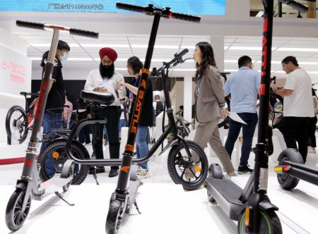 (miniature) Des visiteurs au 31e Salon international du vélo de Chine