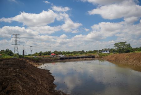 (miniature) Photo prise le 14 mars 2023 montrant le canal du pont Segoditshane après une opération de dragage à Gaborone
