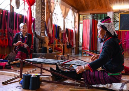 (miniature) Des villageoises fabriquent un brocart tissé à la main dans un village du district autonome Wa de Ximeng