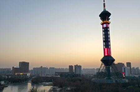 (miniature) Vue a&eacute;rienne de la tour de la t&eacute;l&eacute;vision de Shijiazhuang illumin&eacute;e en l'honneur de la lutte de la ville contre le COVID-19 &agrave; Shijiazhuang