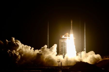 (miniature) Un groupe de satellites est lancé par une fusée porteuse Longue Marche-6 modifiée depuis le Centre de lancement de satellites de Taiyuan