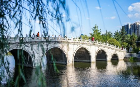 (miniature) Des touristes visitent un parc dans l'arrondissement de Zhongshan de la ville de Liupanshui