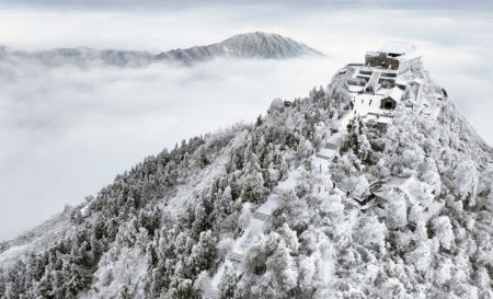 (miniature) Photo aérienne du paysage enneigé dans la zone pittoresque du mont Hengshan