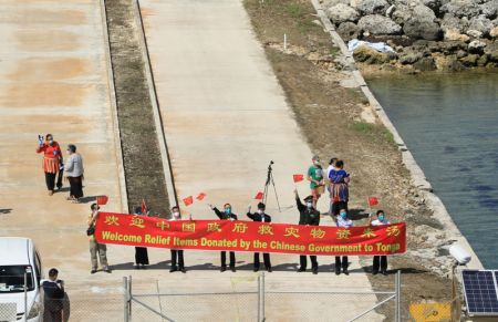(miniature) Des membres de l'ambassade de Chine aux Tonga accueillent une flottille de la marine de l'Armée populaire de libération (APL) transportant des fournitures de secours