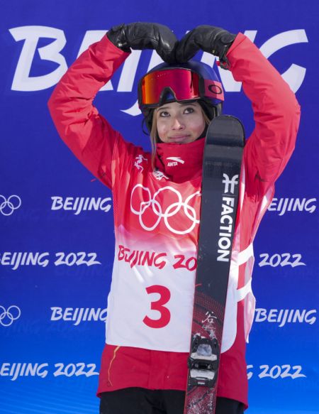 (miniature) La Chinoise Gu Ailing après la finale du freeski slopestyle femmes des Jeux olympiques d'hiver de Beijing 2022